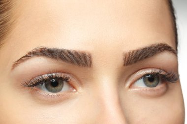 Güzel kaşları olan genç bir kadın, yakın plan.