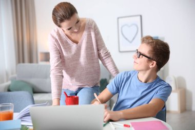 Küçük çocuk annesi evde ödev ile