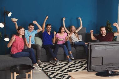 Genç insanlar izliyor ve ev sinema filminde tartışıyor