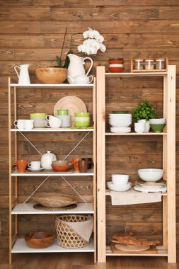 Mutfak yemekleri ile raf 