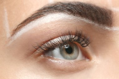 Daha önce yordamı kaşları kalıcı makyaj, closeup genç kadın