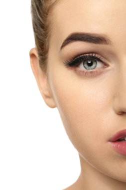 Beyaz arka planda, closeup güzel kaşları olan kadın