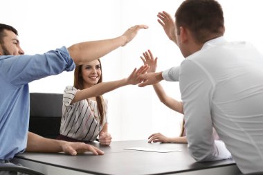 Genç erkekler birlikte yumruk koyarak, kapalı. Birlik kavramı