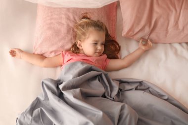 küçük kız yatakta yatan