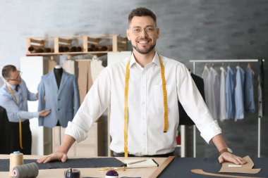 Yakışıklı genç terzi 