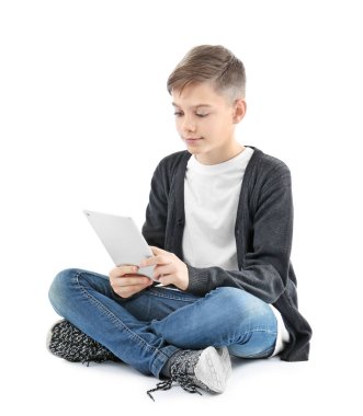 Beyaz arkaplanda tablet bilgisayarı olan bir genç