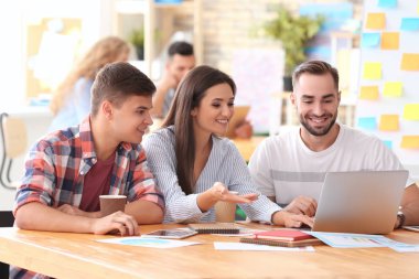 Ofiste toplantısı genç profesyoneller ekibi