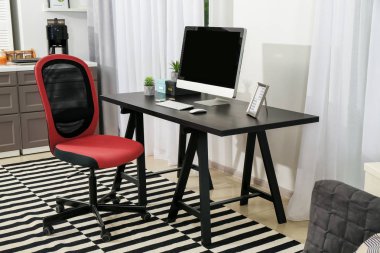 Monitör ile rahat çalışma alanı 