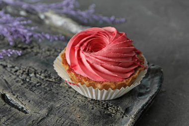 Krema ile lezzetli tartı 