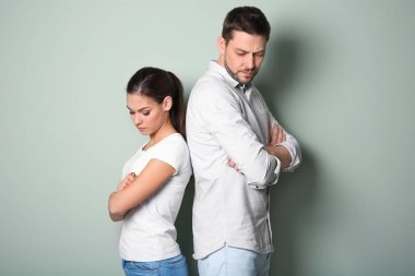 Üzgün çift renk arka plan üzerinde