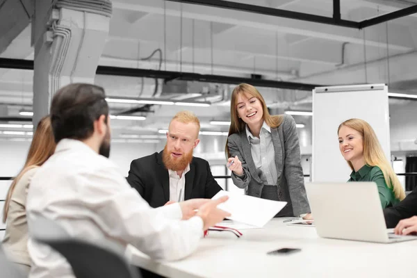 Werknemers met vergadering in kantoor. Financiële handel concept — Stockfoto