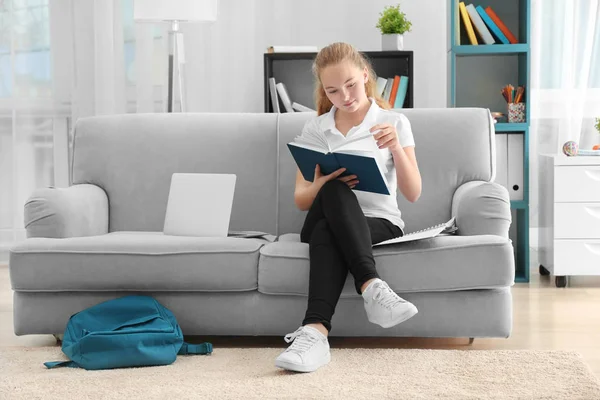 Adolescente Uniforme Escola Livro Leitura Casa — Fotografia de Stock