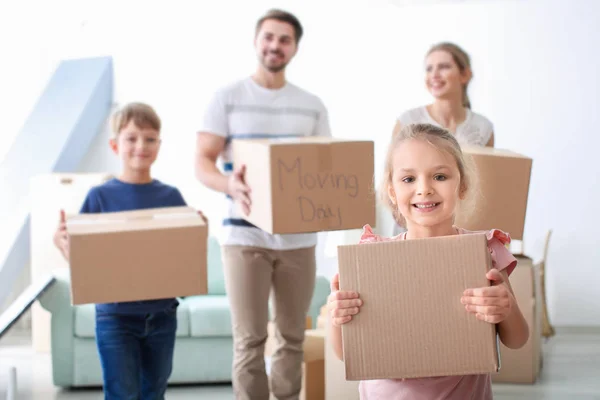 Crianças e seus pais com caixas móveis em casa — Fotografia de Stock