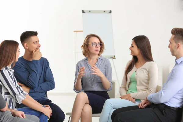 Personas en sesión de psicoterapia de grupo en interiores — Foto de Stock