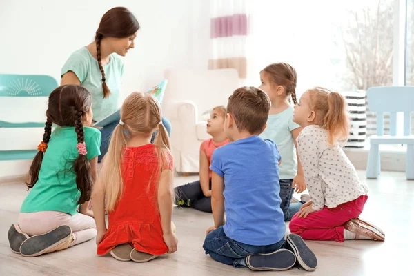 Kleine Kinder essen Mittagessen im Kindergarten — Stockfoto