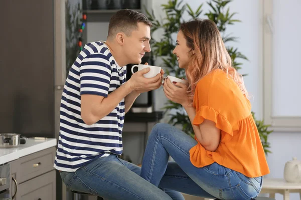 Drôle jeune couple aimant passer du temps à la maison — Photo