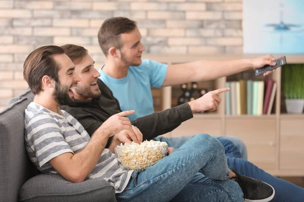 Jovens assistindo TV em casa — Fotografia de Stock