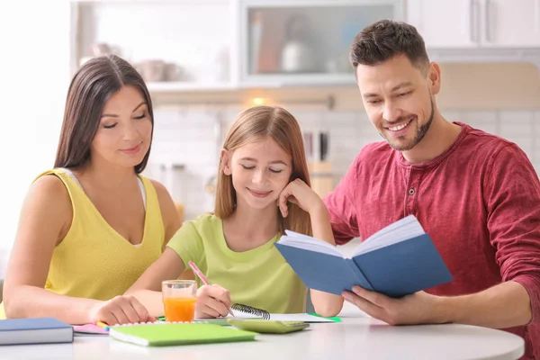 少女の両親と宿題 — ストック写真
