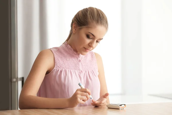 Diabetische vrouw bloedmonster nemen met lancet pen, close-up — Stockfoto