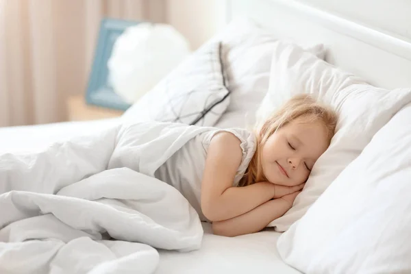 Sevimli küçük kız yatakta uyuyor. — Stok fotoğraf