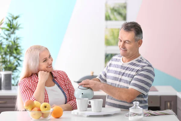 Reifes Paar trinkt Tee — Stockfoto