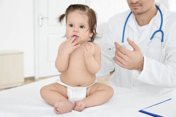 Dokter vaccinerend babymeisje in kliniek — Stockfoto