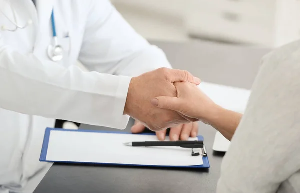 Male doctor consulting patient in clinic — Stock Photo, Image