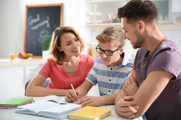 Niño pequeño con madre haciendo deberes en casa — Foto de Stock