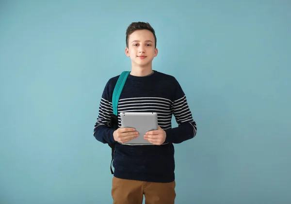 Menino Adolescente Com Mochila Tablet Fundo Cor — Fotografia de Stock