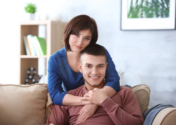 Feliz Joven Pareja Bebiendo Vino Casa Primer Plano — Foto de Stock