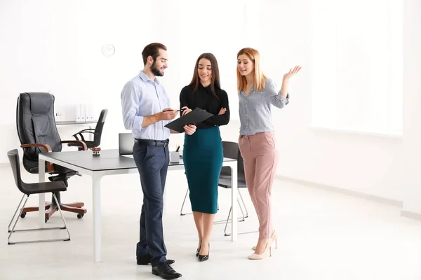 Real estate agent with trainee and client in office — Stock Photo, Image