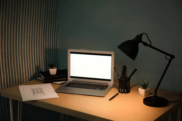 Cómodo Lugar Trabajo Con Ordenador Portátil Escritorio Casa —  Fotos de Stock