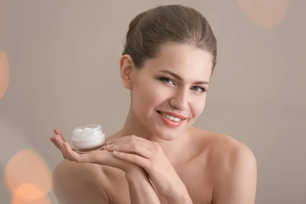 Mujer con tarro de crema de manos —  Fotos de Stock