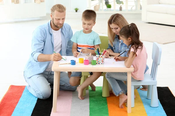 Милі діти малюють з батьками вдома — стокове фото