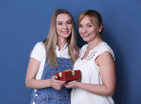 Mujer Joven Dando Caja Regalo Madre Fondo Color — Foto de Stock