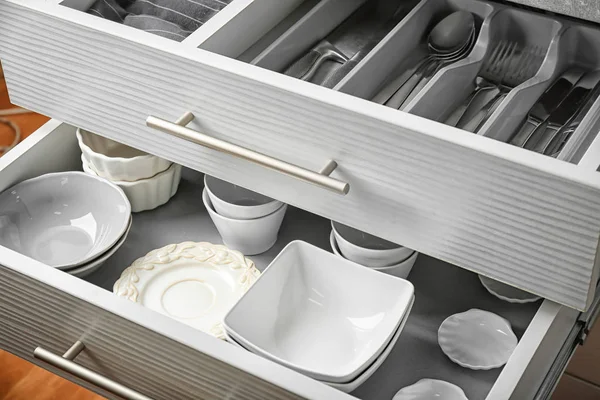 Керамическая посуда и столовые приборы — стоковое фото