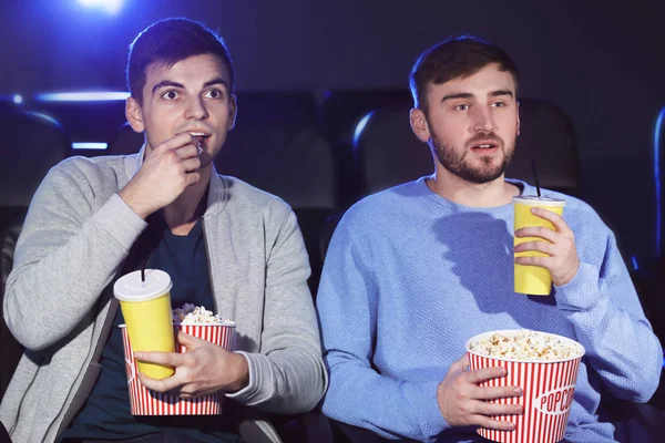 Jeune homme regardant un film au cinéma — Photo