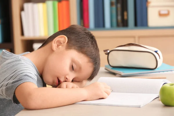 Dormir Petit Garçon Fatigué Faire Des Devoirs Intérieur — Photo