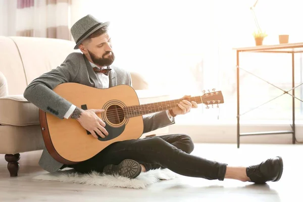 Porträtt av stilig hipster i snygg outfit på färgbakgrund — Stockfoto