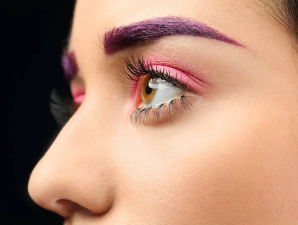Kvinna med färgade ögonbryn — Stockfoto