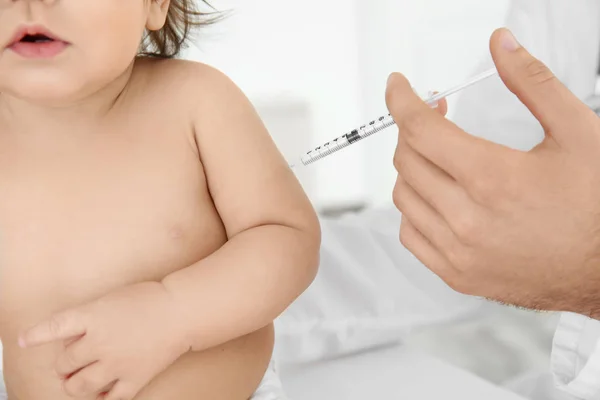 Dokter vaccinerend babymeisje, close-up — Stockfoto