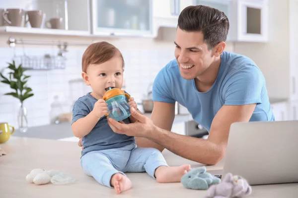 Manhã do menino bonito e seu pai na cozinha — Fotografia de Stock