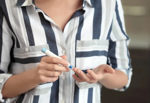 Wanita diabetik mengambil sampel darah dengan pena lancet, closeup — Stok Foto