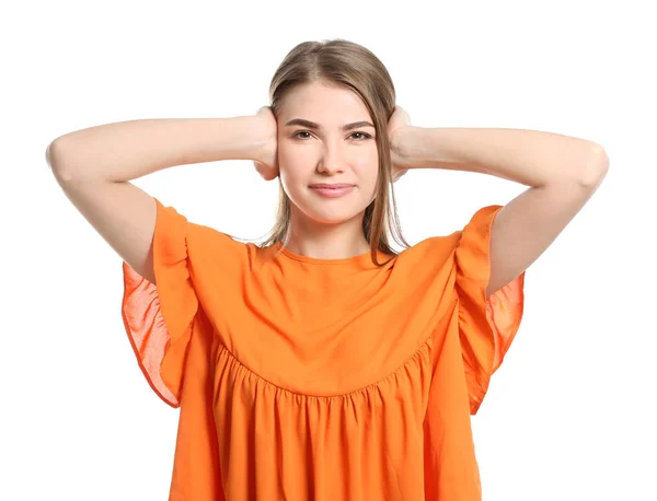Mujer joven con problemas auditivos cubriéndose los oídos sobre fondo blanco — Foto de Stock
