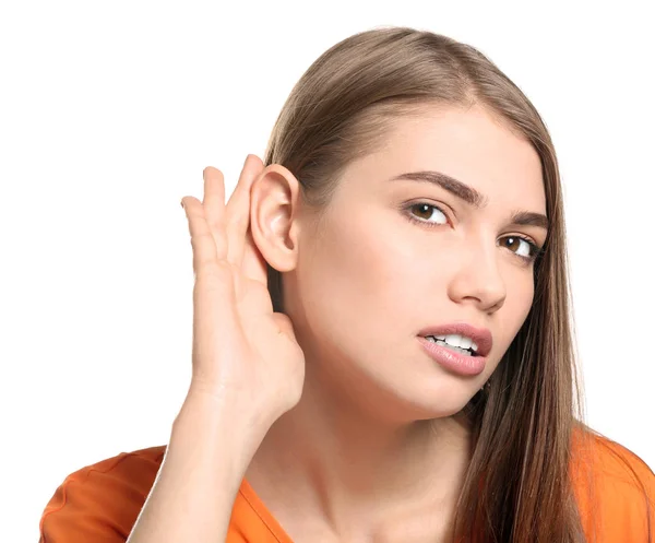 Mujer joven con problemas auditivos cubriéndose los oídos sobre fondo blanco —  Fotos de Stock