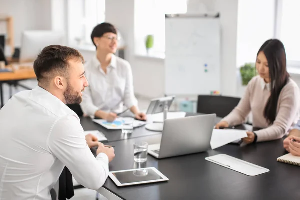 Junger Mann im Amt, der mit Bestandsdaten arbeitet. Finanzhandel — Stockfoto