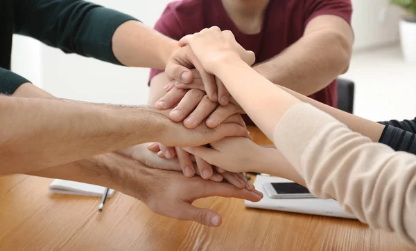 Junge Männer, die drinnen die Fäuste zusammenschlagen. Einheitskonzept — Stockfoto