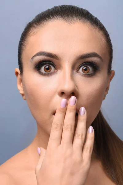 Beautiful young woman with eyelash extensions on color background — Stock Photo, Image