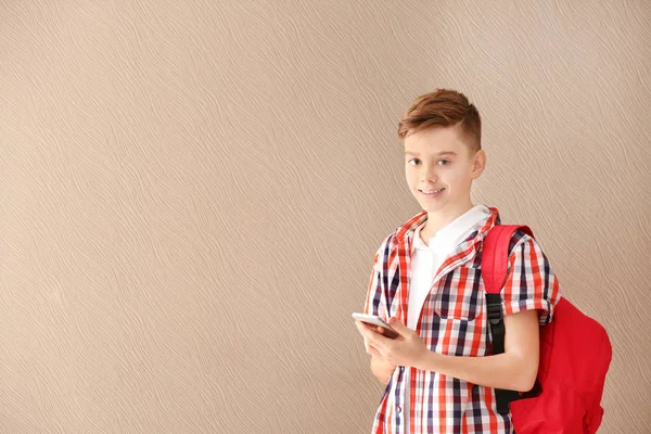 Retrato Adolescente Com Telefone Celular Fundo Cor — Fotografia de Stock