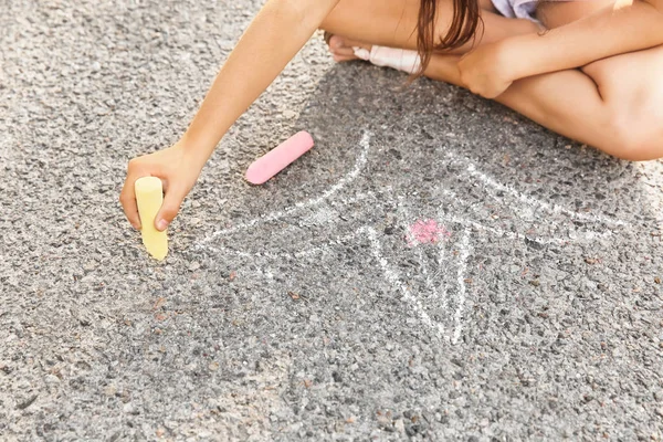 Ragazza che disegna con gesso su asfalto — Foto Stock